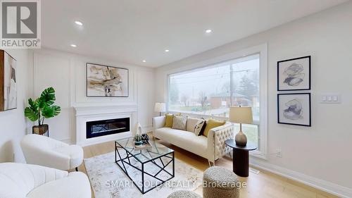 439 Fernleigh Circle N, Richmond Hill, ON - Indoor Photo Showing Living Room With Fireplace