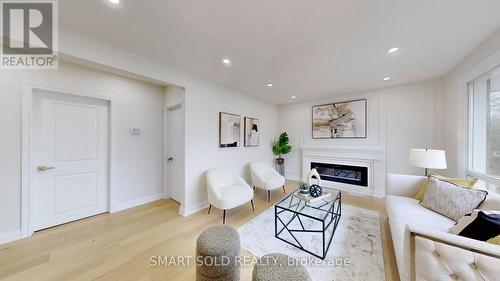 439 Fernleigh Circle N, Richmond Hill, ON - Indoor Photo Showing Living Room With Fireplace