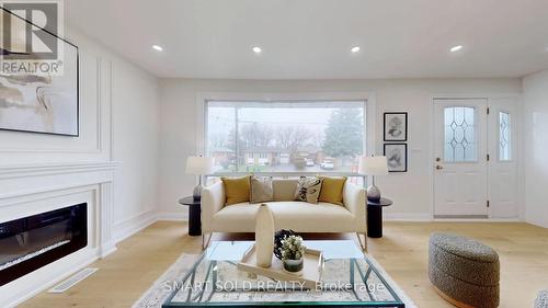 439 Fernleigh Circle N, Richmond Hill, ON - Indoor Photo Showing Living Room With Fireplace