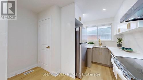 439 Fernleigh Circle N, Richmond Hill, ON - Indoor Photo Showing Kitchen