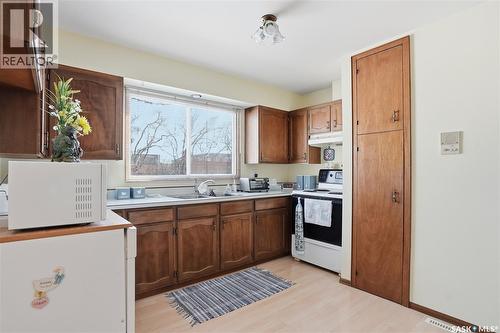 68 Deborah Crescent, Saskatoon, SK - Indoor Photo Showing Kitchen With Double Sink