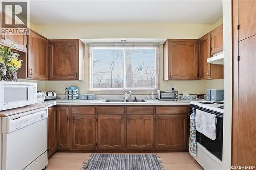 68 Deborah Crescent, Saskatoon, SK - Indoor Photo Showing Kitchen With Double Sink