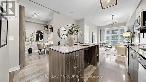 907 - 9205 Yonge Street, Richmond Hill, ON - Indoor Photo Showing Kitchen With Upgraded Kitchen