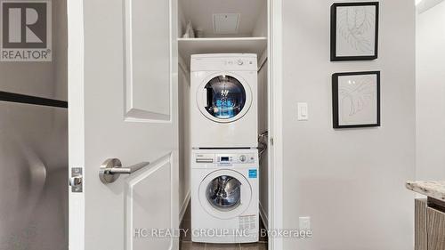 907 - 9205 Yonge Street, Richmond Hill, ON - Indoor Photo Showing Laundry Room