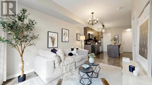 907 - 9205 Yonge Street, Richmond Hill, ON - Indoor Photo Showing Living Room