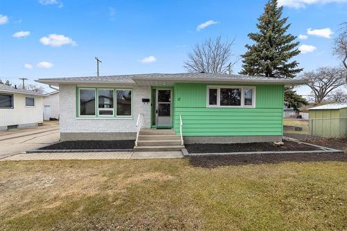 17 Durham BAY  Winnipeg, MB R2J 1T9