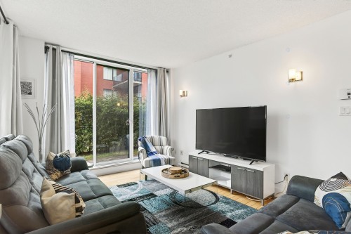 Living Room - 102-375 Rue Décarie, Montréal (Saint-Laurent), QC - Indoor Photo Showing Living Room