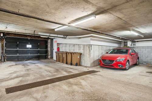 Parking - 102-375 Rue Décarie, Montréal (Saint-Laurent), QC - Indoor Photo Showing Garage