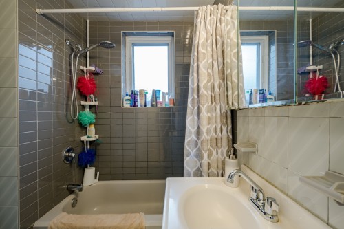 Salle de bains - 2146 Ch. De Dunkirk, Mont-Royal, QC - Indoor Photo Showing Bathroom