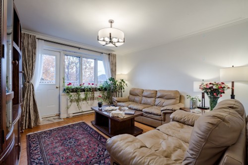 Salon - 2146 Ch. De Dunkirk, Mont-Royal, QC - Indoor Photo Showing Living Room