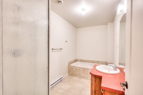 Bathroom - 6862 Av. Irwin, Montréal (Le Sud-Ouest), QC - Indoor Photo Showing Bathroom