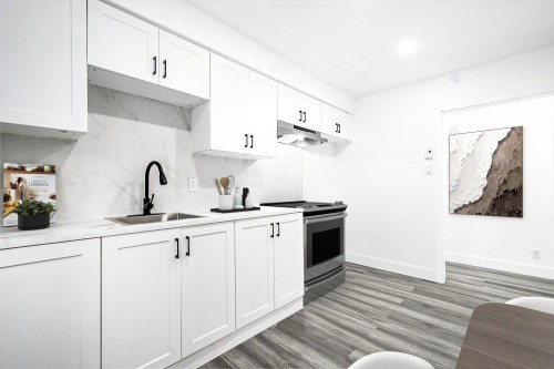 Kitchen - 2-59 Rue René-Philippe, Longueuil (Le Vieux-Longueuil), QC - Indoor Photo Showing Kitchen With Upgraded Kitchen
