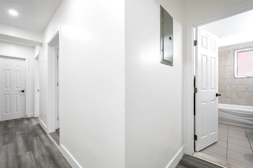 Passageway - 2-59 Rue René-Philippe, Longueuil (Le Vieux-Longueuil), QC - Indoor