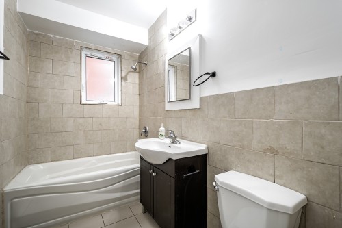 Bathroom - 2-59 Rue René-Philippe, Longueuil (Le Vieux-Longueuil), QC - Indoor Photo Showing Bathroom
