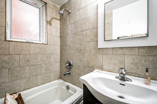 Bathroom - 2-59 Rue René-Philippe, Longueuil (Le Vieux-Longueuil), QC - Indoor Photo Showing Bathroom