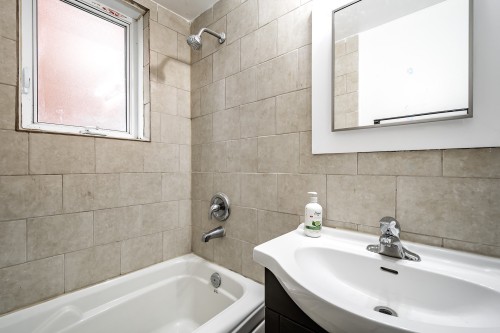 Bathroom - 2-59 Rue René-Philippe, Longueuil (Le Vieux-Longueuil), QC - Indoor Photo Showing Bathroom