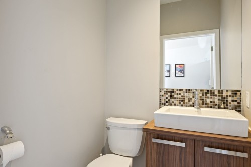 Powder room - 97 Av. De L'Hôtel-De-Ville, Bromont, QC - Indoor Photo Showing Bathroom