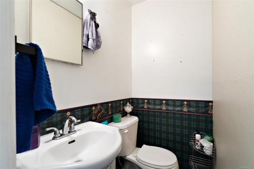 1573 Charlotte St, Crofton, BC 