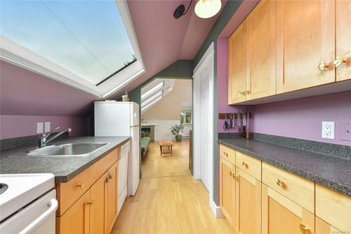 4-2109 Chambers St, Victoria, BC - Indoor Photo Showing Kitchen