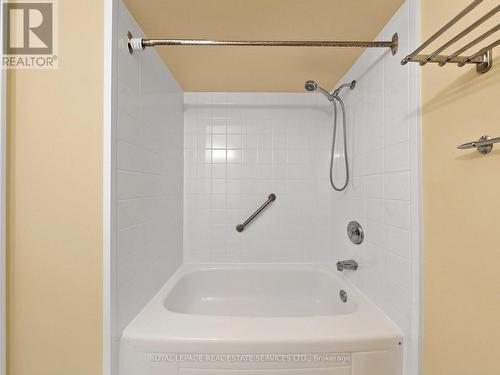 21 - 530 Falgarwood Drive, Oakville, ON - Indoor Photo Showing Bathroom