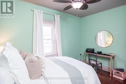 207 Waterloo Street N, Cambridge, ON - Indoor Photo Showing Bedroom