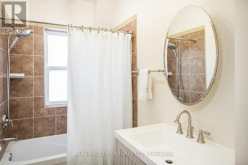 207 Waterloo Street N, Cambridge, ON - Indoor Photo Showing Bathroom
