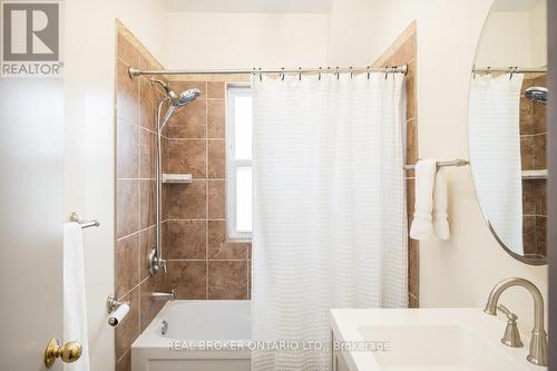 207 Waterloo Street N, Cambridge, ON - Indoor Photo Showing Bathroom