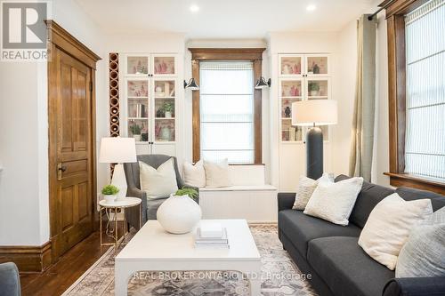207 Waterloo Street N, Cambridge, ON - Indoor Photo Showing Living Room