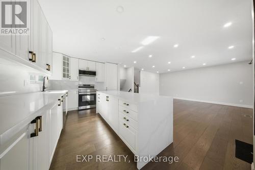 669 Geneva Park Drive, Burlington, ON - Indoor Photo Showing Kitchen With Upgraded Kitchen