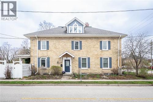 207 WATERLOO Street N  Cambridge, ON N3H 1N1