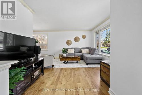 121 Goodfellow Road E, Peterborough, ON - Indoor Photo Showing Living Room
