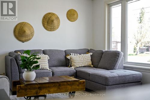 121 Goodfellow Road E, Peterborough, ON - Indoor Photo Showing Living Room