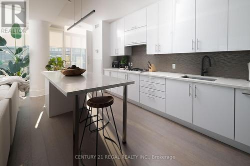 1014 - 29 Queens Quay E, Toronto, ON - Indoor Photo Showing Kitchen