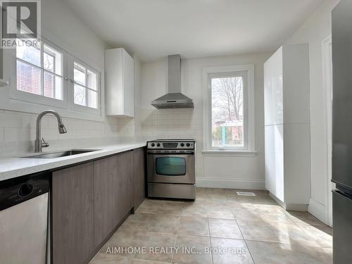 222 Richmond Street, Richmond Hill, ON - Indoor Photo Showing Kitchen