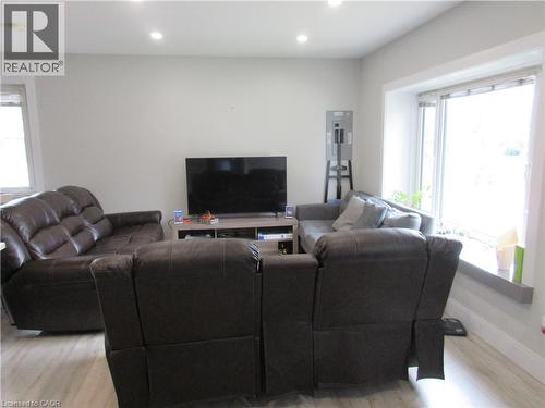 75 Richwill Road Unit# 1, Hamilton, ON - Indoor Photo Showing Living Room