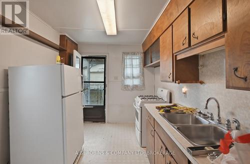 29 Mcnaughton Road, Welland (Lincoln/Crowland), ON - Indoor Photo Showing Kitchen With Double Sink