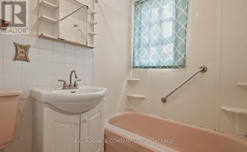 29 Mcnaughton Road, Welland (Lincoln/Crowland), ON - Indoor Photo Showing Bathroom