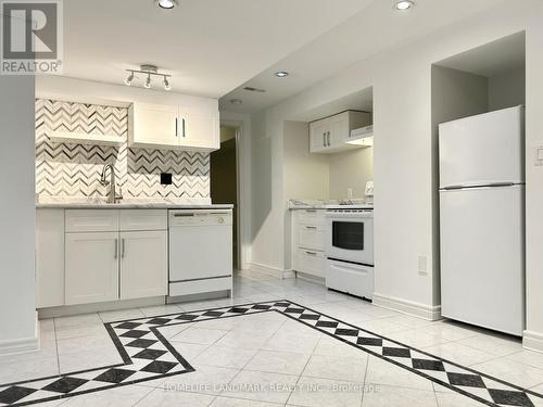 323 Elmwood Avenue, Richmond Hill, ON - Indoor Photo Showing Kitchen