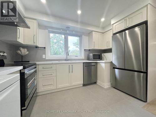 323 Elmwood Avenue, Richmond Hill, ON - Indoor Photo Showing Kitchen With Upgraded Kitchen