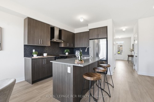 1350 Davis Loop, Innisfil, ON - Indoor Photo Showing Kitchen With Upgraded Kitchen