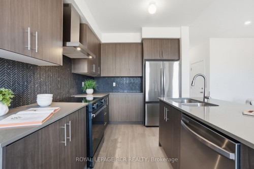 1350 Davis Loop, Innisfil, ON - Indoor Photo Showing Kitchen With Double Sink With Upgraded Kitchen