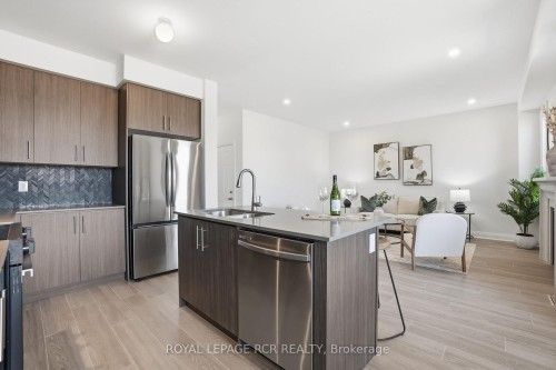 1350 Davis Loop, Innisfil, ON - Indoor Photo Showing Kitchen With Double Sink With Upgraded Kitchen