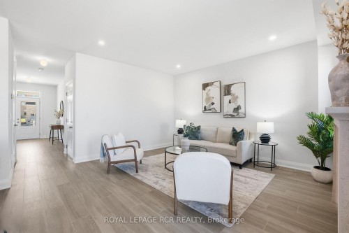 1350 Davis Loop, Innisfil, ON - Indoor Photo Showing Living Room