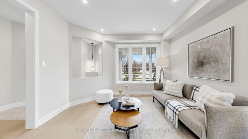 7146 Baskerville Run, Mississauga, ON - Indoor Photo Showing Living Room
