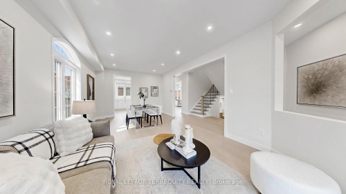7146 Baskerville Run, Mississauga, ON - Indoor Photo Showing Living Room