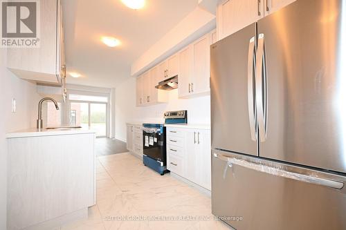 2 - 32 Winery Way, Barrie, ON - Indoor Photo Showing Kitchen