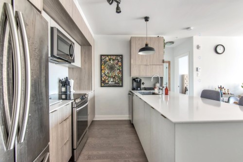 Cuisine - 409-145 Boul. Bouchard, Dorval, QC - Indoor Photo Showing Kitchen With Upgraded Kitchen