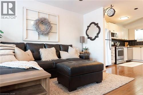 717 Knox Avenue, Hamilton, ON - Indoor Photo Showing Living Room