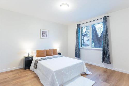 221 Roberta Avenue, Winnipeg, MB - Indoor Photo Showing Bedroom
