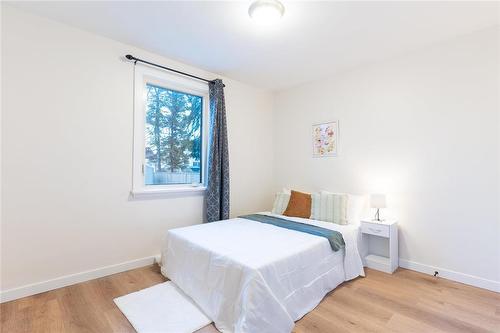 221 Roberta Avenue, Winnipeg, MB - Indoor Photo Showing Bedroom